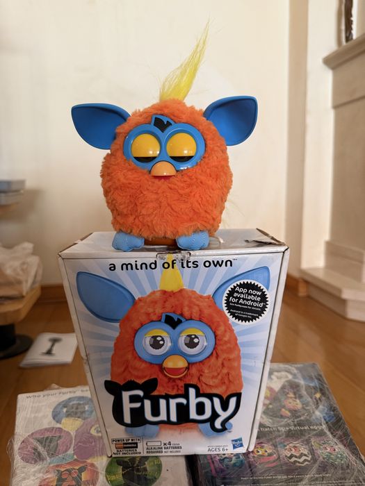Furby Hasbro 2012 Laranja e Azul (Phoenix) – Testado com Caixa Original