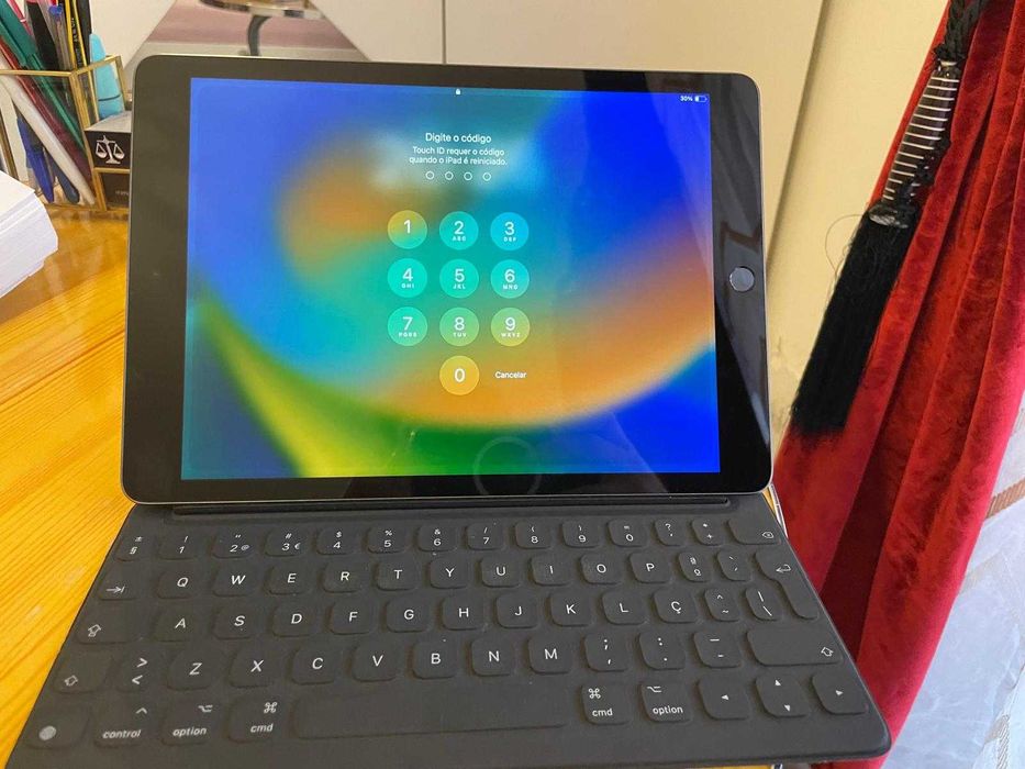 iPad APPLE (10.2 - Cinzento Sideral) com capa e teclado, película anticrash e caneta APPLE pencil