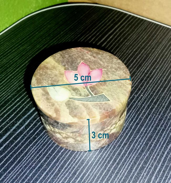 Caixa de joias em pedra e madrepérola