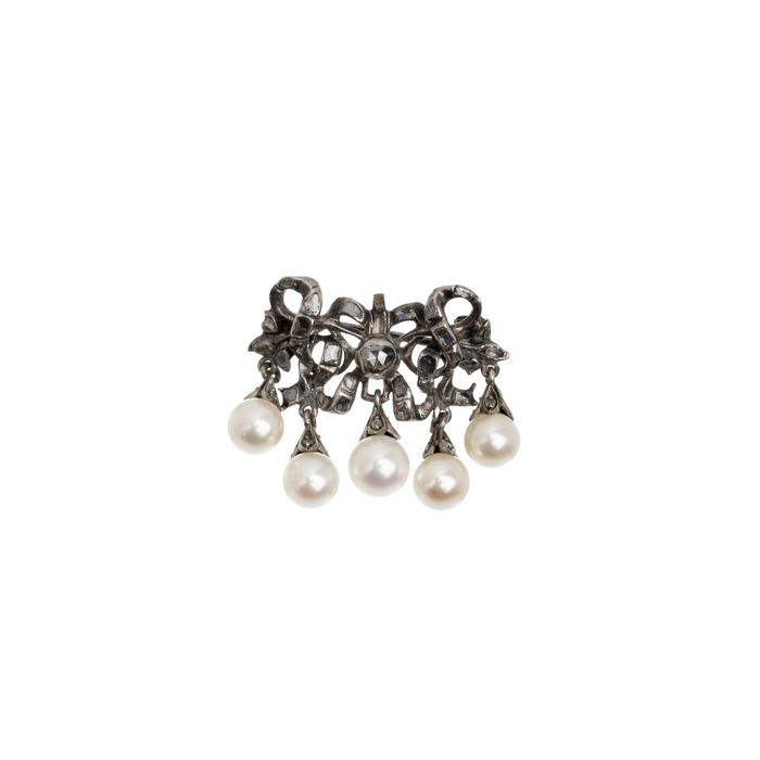 Alfinete em prata; diamantes e pérolas