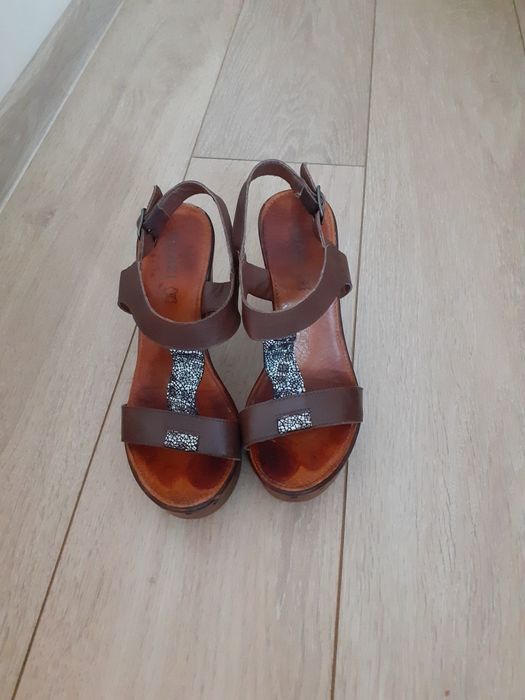 Sandały na koturnie w rozmiarze 36.