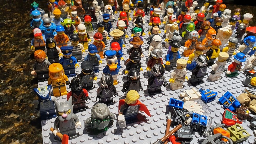 116 oryginalnych figurek lego + akcesoria.