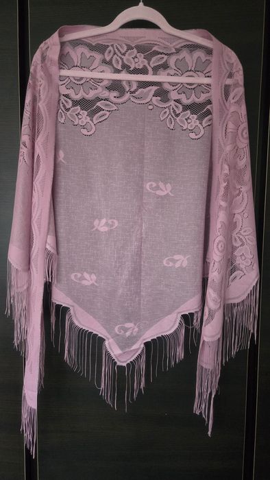 Modna koronkowa chusta z frędzlami