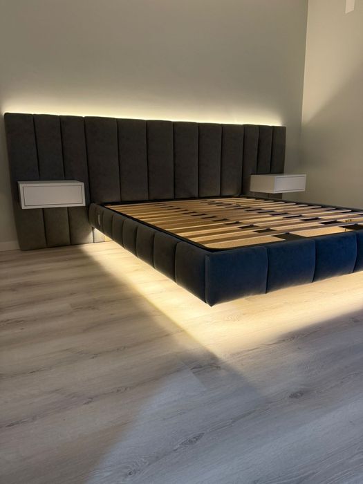 Camas estofadas alongadas e suspensas