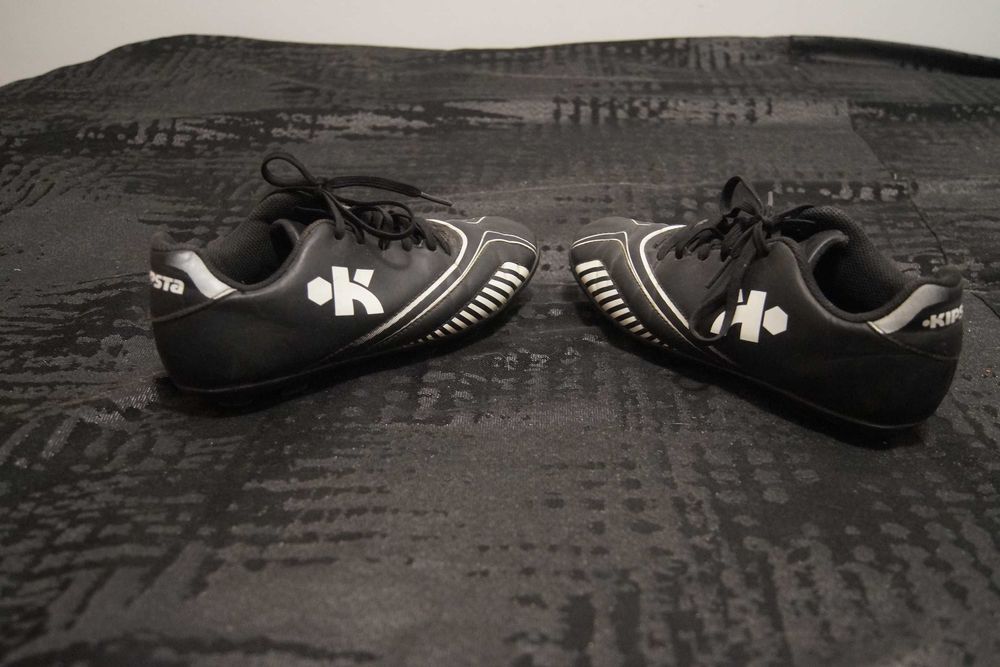 buty korki czarne Kipsta r.36