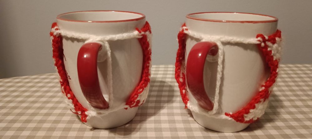 Kubki świąteczne ubrane w sweterki