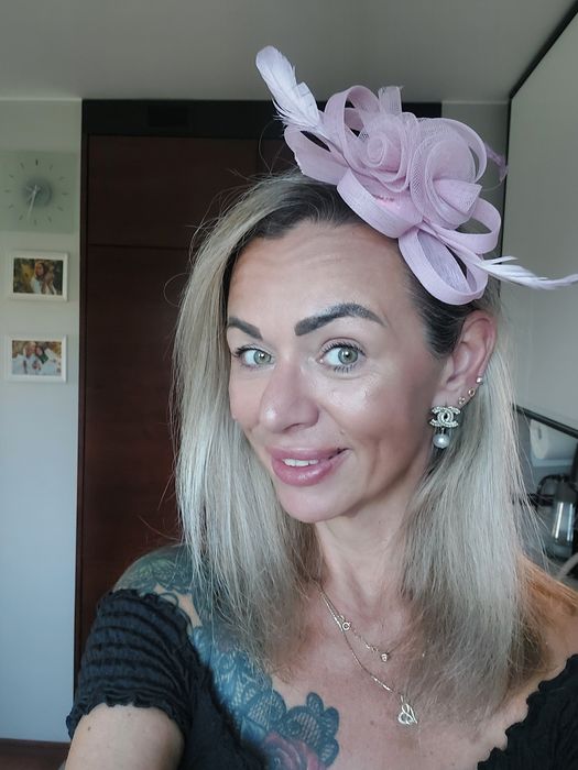 Fascynator ozdoba na głowę na spince Kolor pudrowy brudny róż