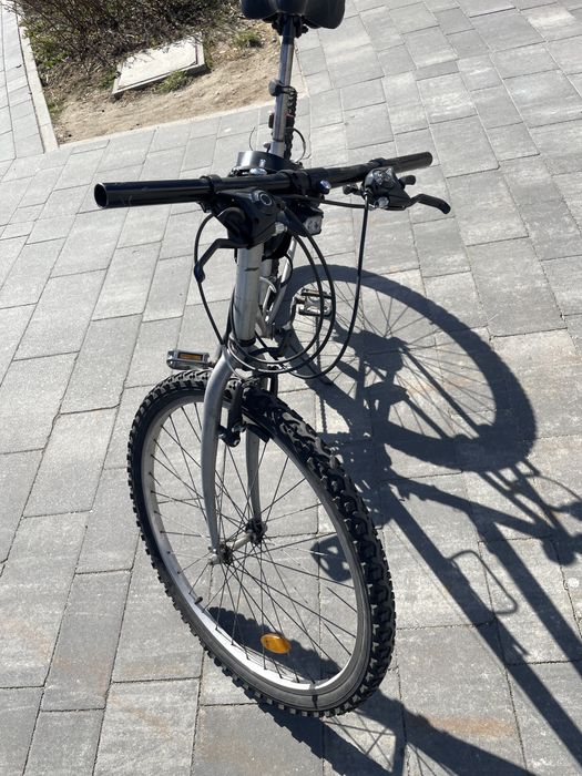 Sprzedam rower miejski koloru szarego.