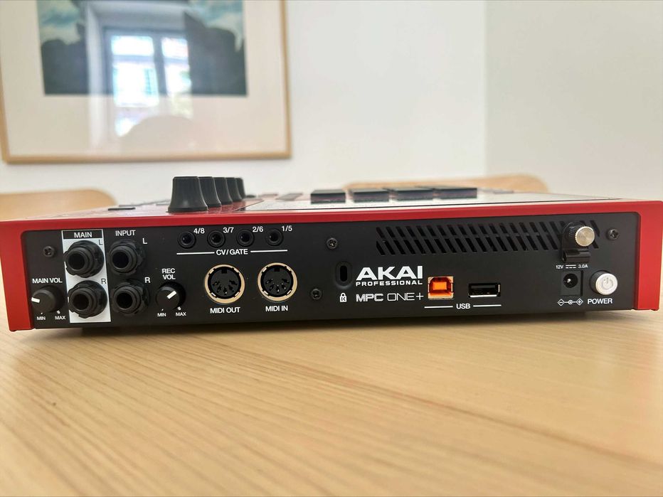 Akai Professional MPC One+ (MPC One Plus) – Como Nova / Estado Impecável (Na Caixa)