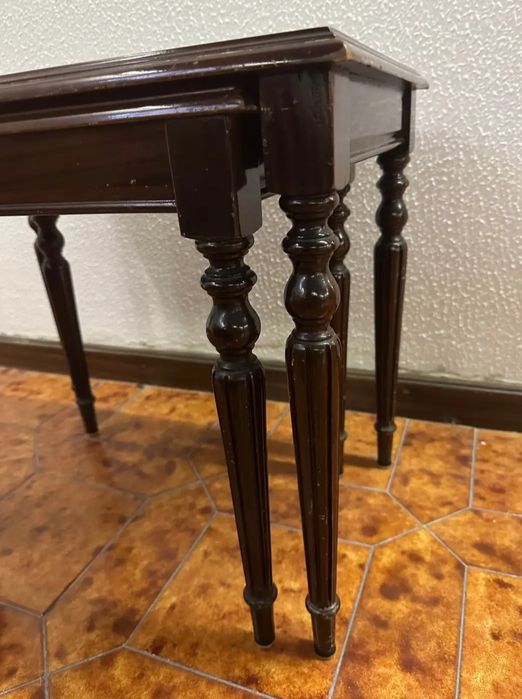 Par de mesas de apoio que encaixam