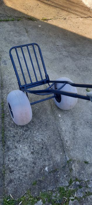 Carrinho de transporte na areia