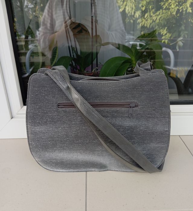 Szaro-srebrna błyszcząca sztywna torebka Belle Paris