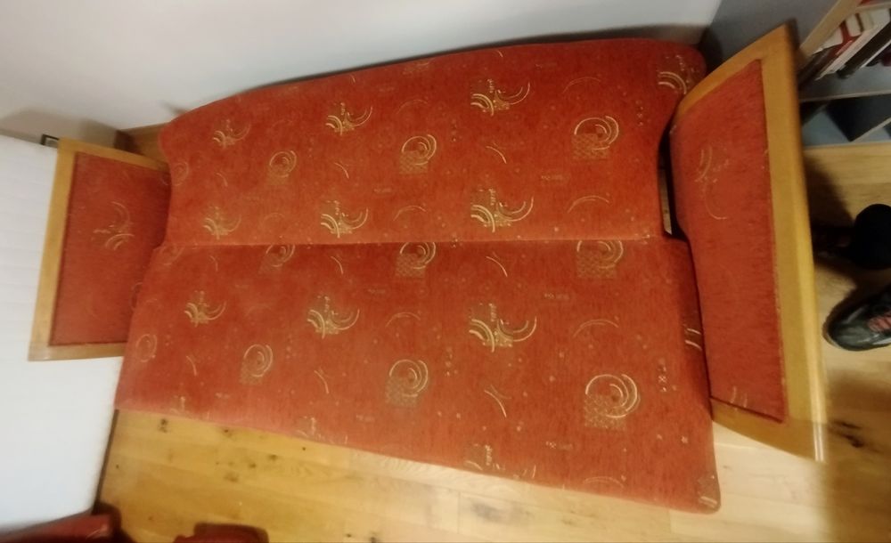 Rozkładana kanapa wyczyszczona tapicerka miejsce na pościel i fotel