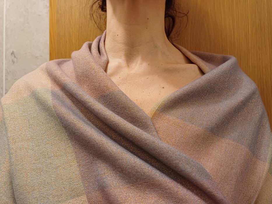 Lindíssima écharpe com brilho dourado - NOVA!