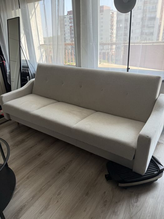 Trzyosobowa rozkładana sofa bez jednej nóżki