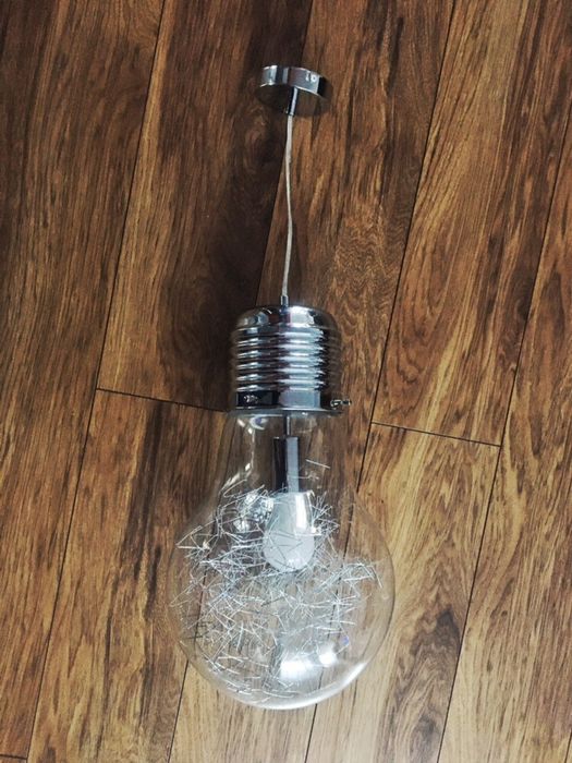 Żyrandol żarówka