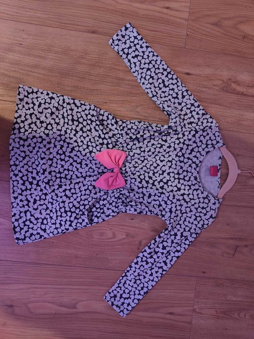 Sukienka w serduszka z różową kokardą