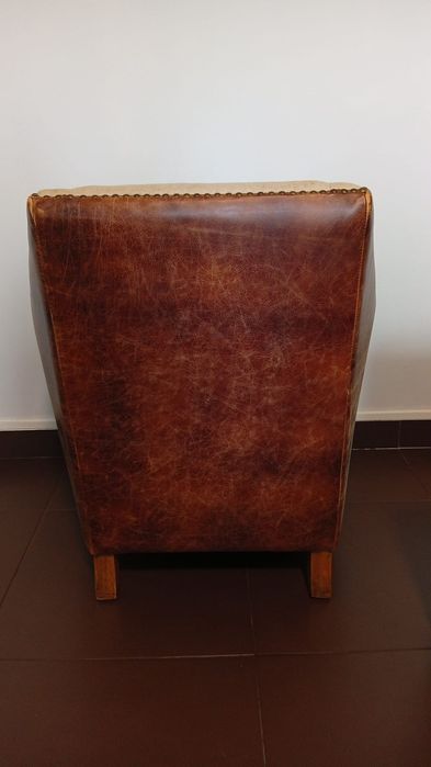 Poltrona em pele e tecido com tachas douradas