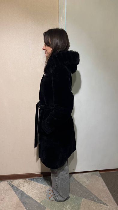 Продам мутонову шубу у гарному стані