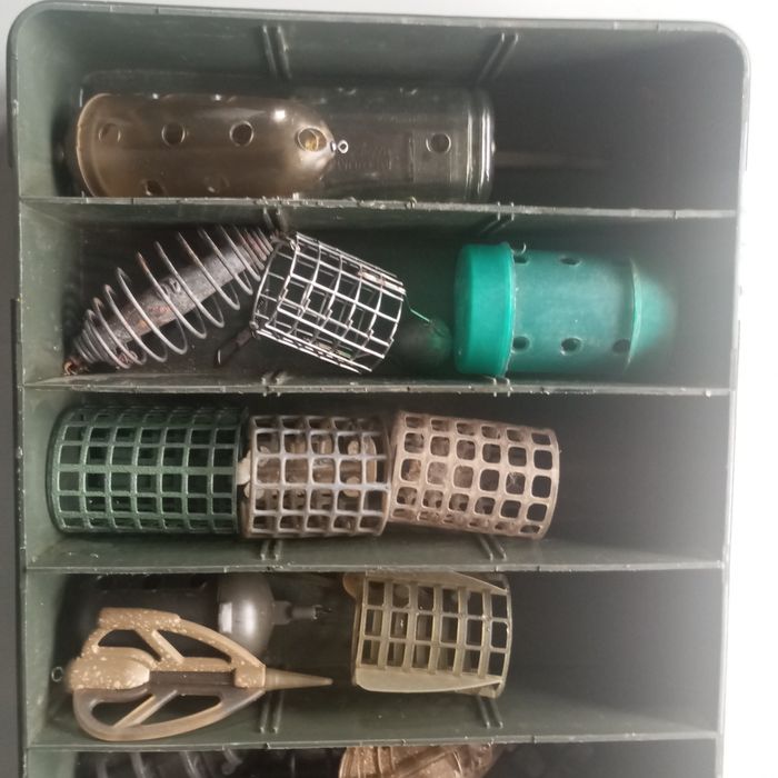 Vendo estojo de pesca com diversos fedeers