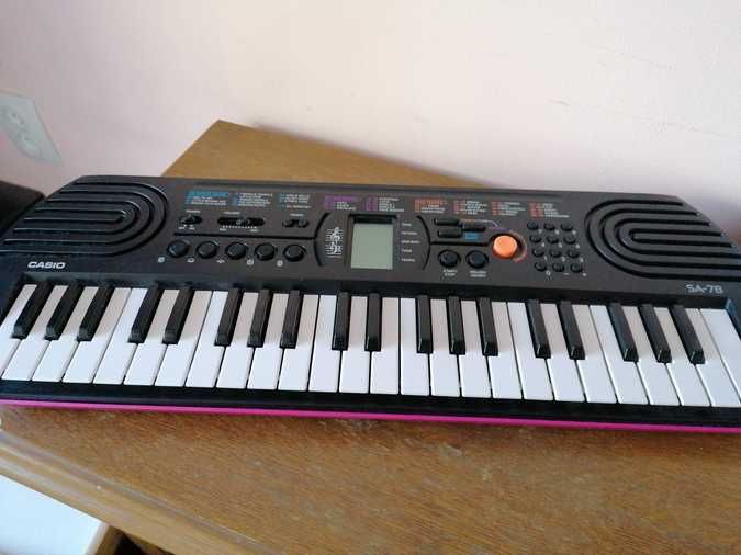 Не дорогой Синтезатор Casio в хорошем состоянии