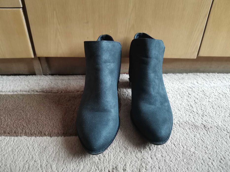 Czarne botki na niskim obcasie