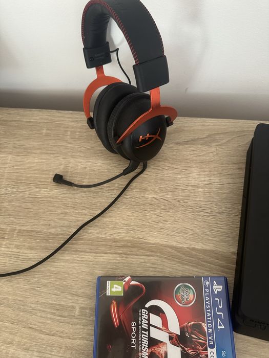 Conjunto de ps4 500gb , 2 comandos , fones hyperx e jogo