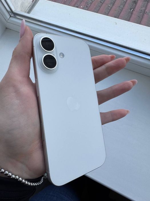 Iphone 16 , стан чудовий , тільки трози затертий в низу
