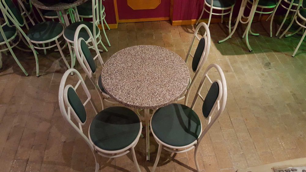 Cadeiras Brancas, Mesas Tampo Imitação de Granito - cadeiras, Mesas e Sofás para Café, Confeitaria, Pizzaria ou Restaurante