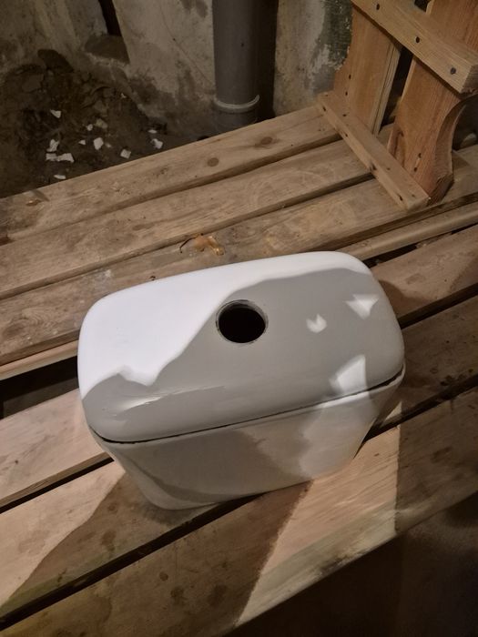 Бачек унітазу ,у відмінному стані,по центрам кріплень16 см