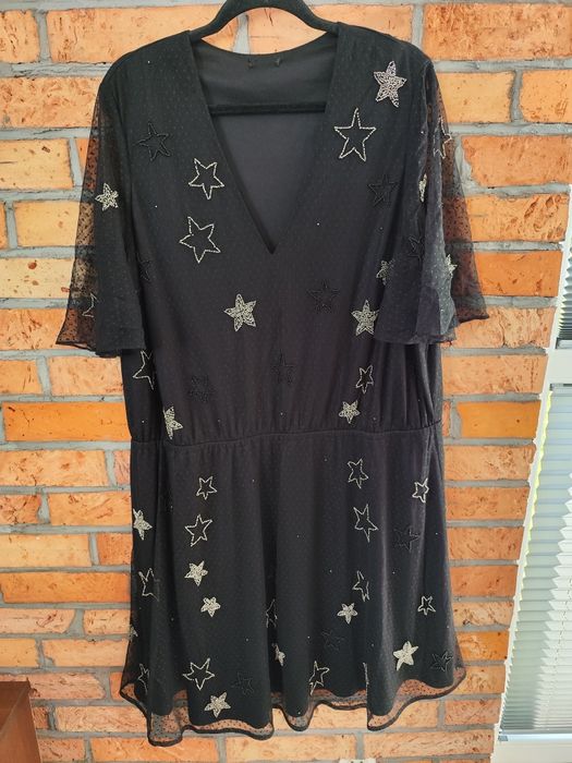 Czarna sukienka z krótkim rękawem