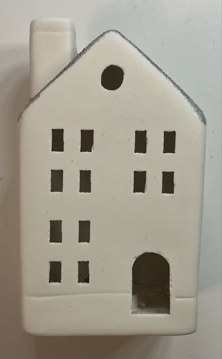 Ozdobny domek z dolomitu biały ze srebrnym dachem LED