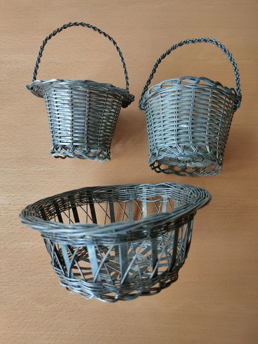 Conjunto de cestas antigas em metal.