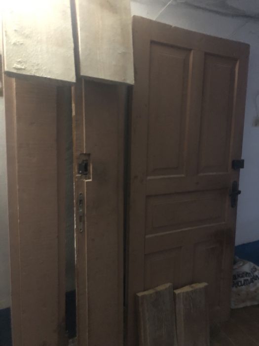 Дверь деревнная с замком