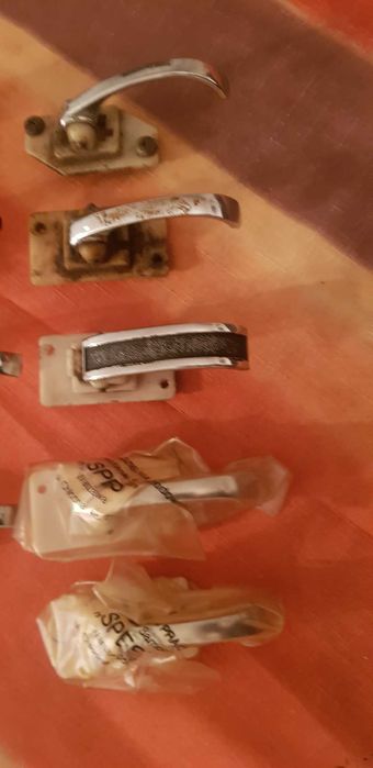 Sprzedam korbki podnoszenia szyb I Klamki Fiat 125p
 Czasy PRL.