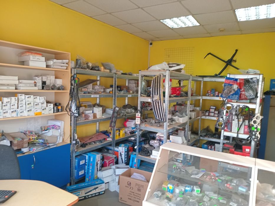 Магазин АВТОЗАПЧАСТИНИ,по вул.Незалежності,по центральній вул.