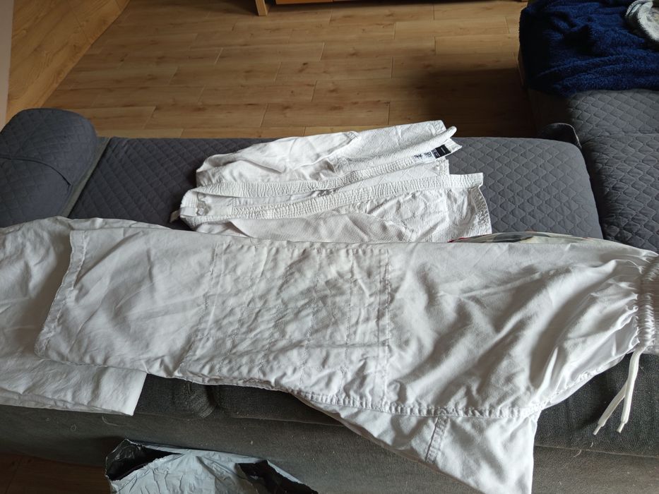 Kimono do judo uzywane z białym pasem
