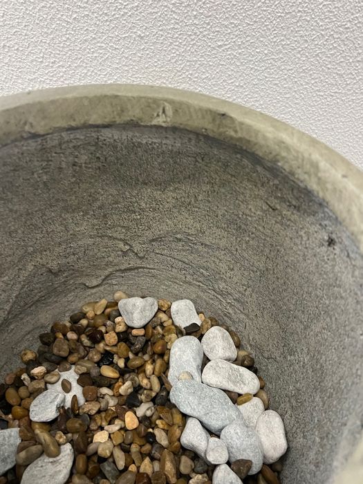 Peça decorativa (vaso/jarra) cinzento com pedras