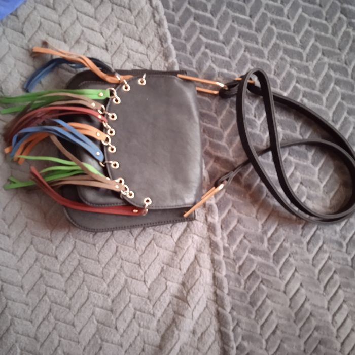 Женская кожаная сумка с бахромой.