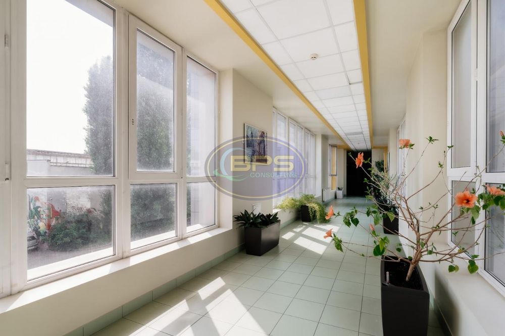 Просторе офісне приміщення