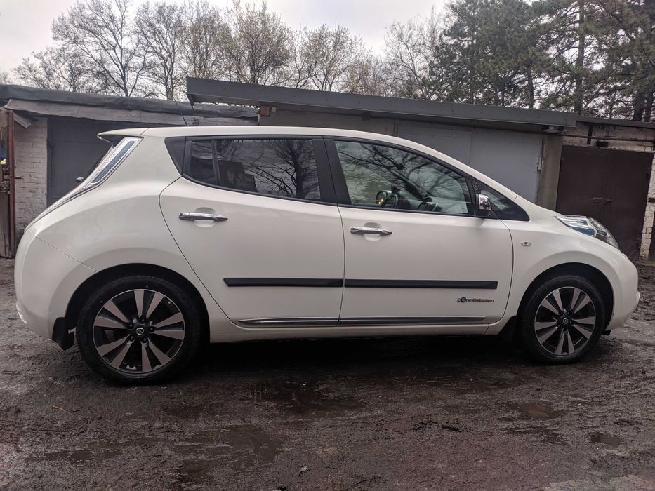 Оренда авто Nissan Leaf 30 кВт