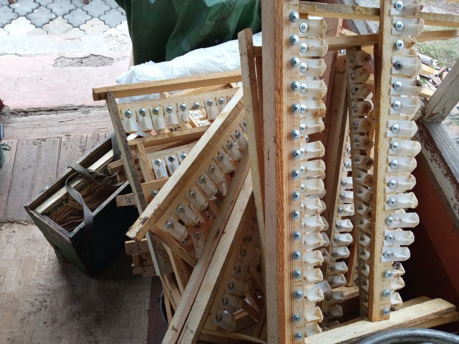 Прививочная рамка, бигуди для вывода пчелиных маток