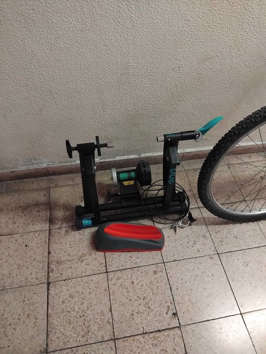 Bicicleta de montanha e rolo de treino