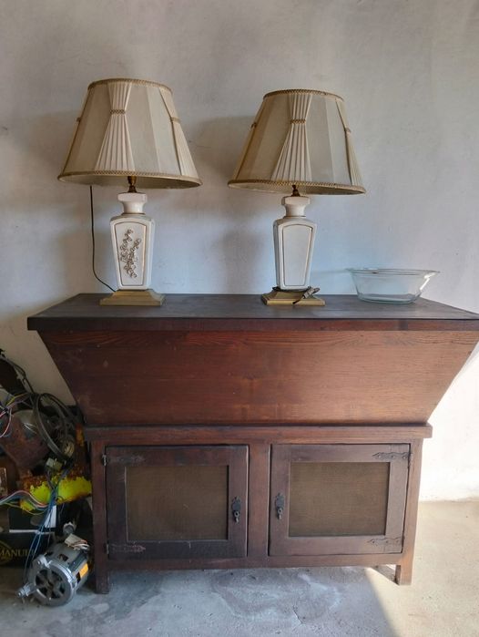 Moveis usados  em estado aceitável.