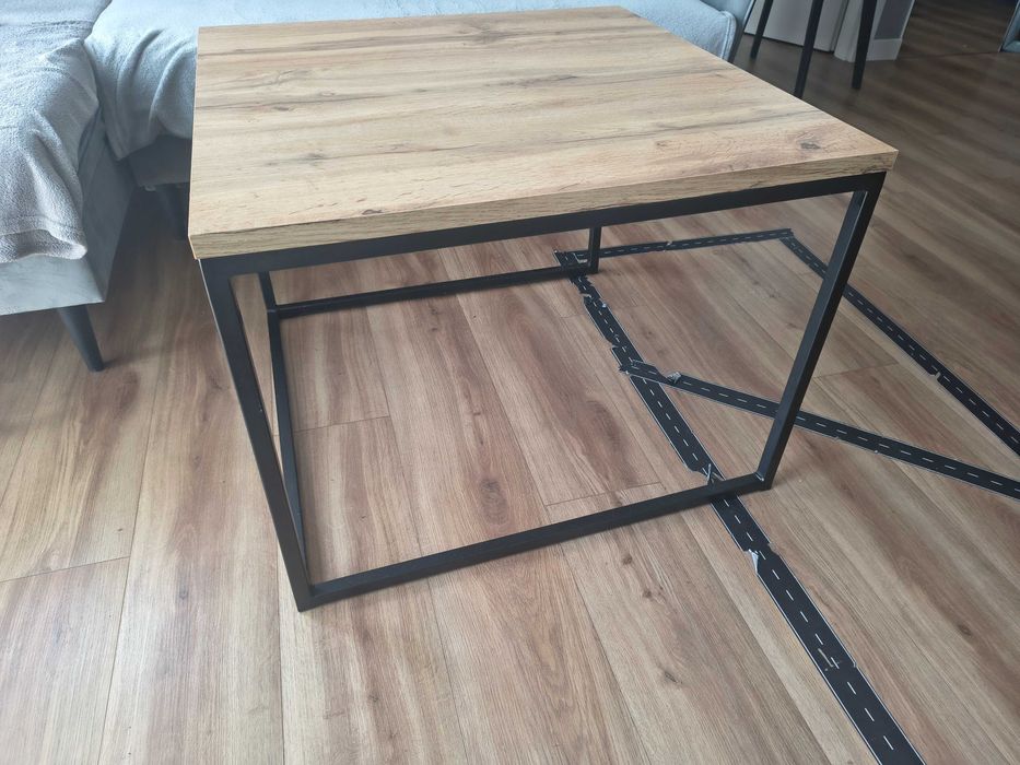 Stolik kawowy loft – blat dąb, metalowe czarne nogi 75×75 cm