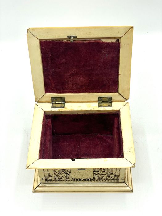 Caixa trabalhada em material nobre, seculo 19