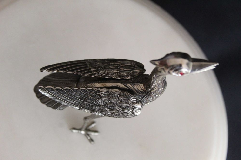 Estatueta vintage de garça ou grou em metal, anos 70.
