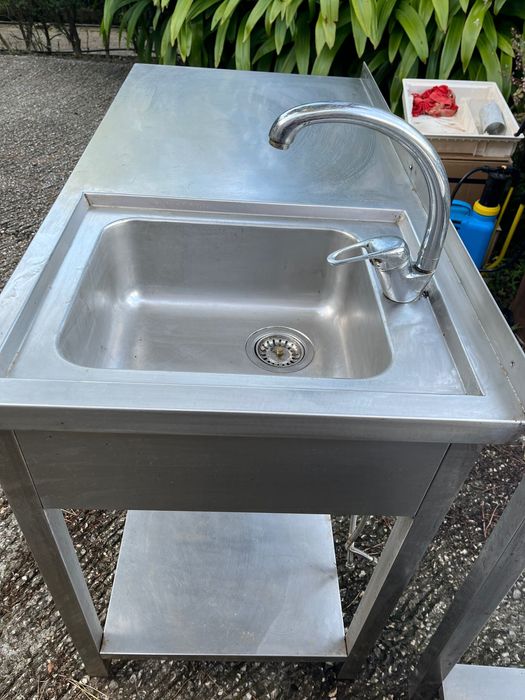 Bancada inox retangular c/lavatório à direita - 150cm x 90cm x 60 cm