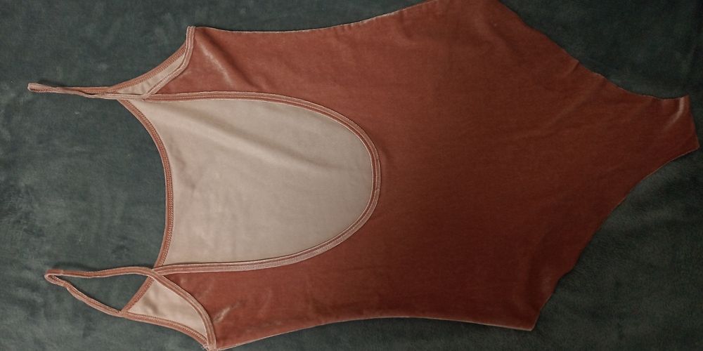 Жіноче боді з відкритою спиною