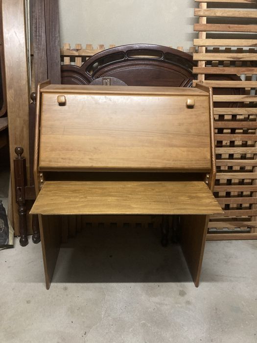 Secretária em madeira com tampo rebatível e prateleiras – bom estado